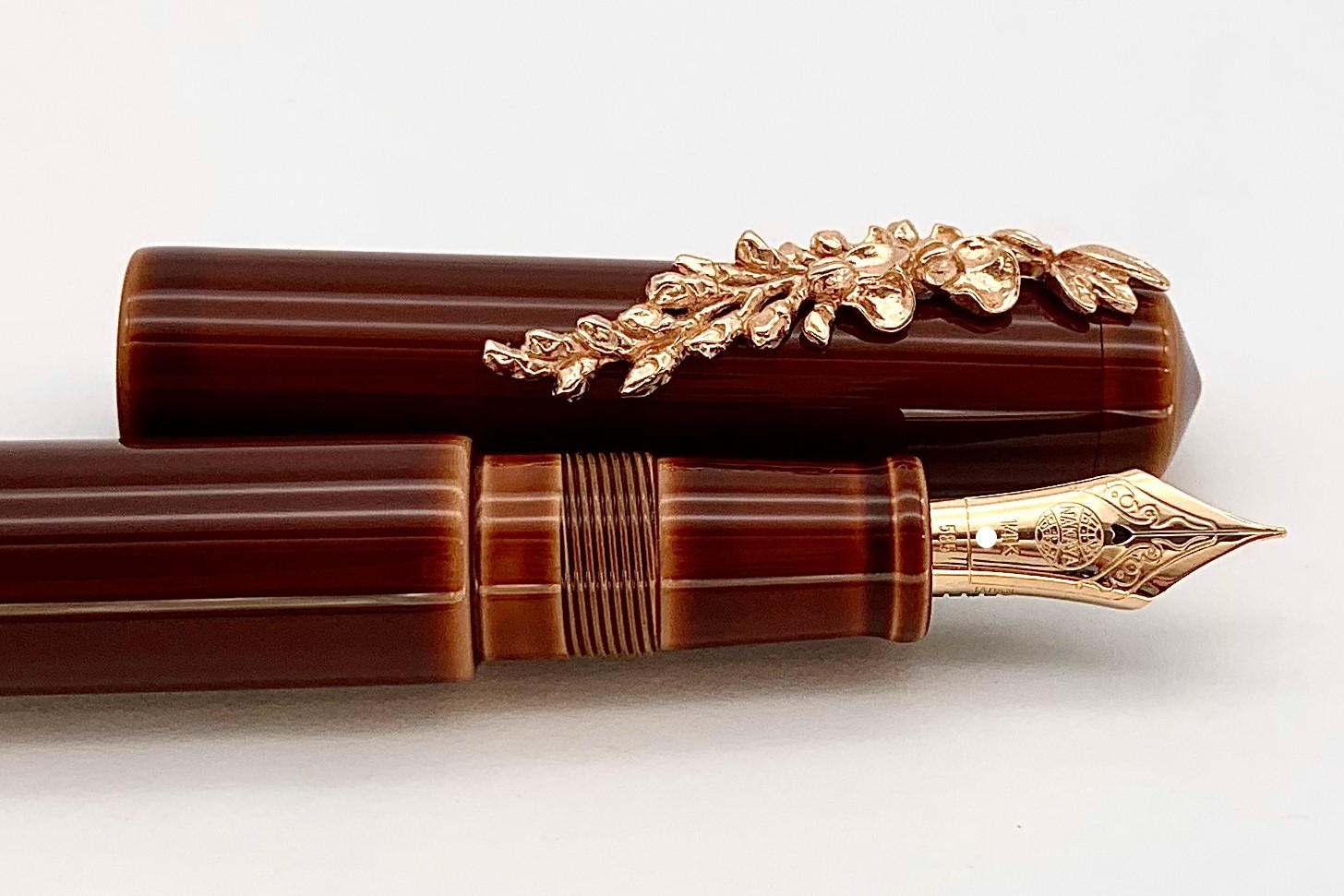 NakayaPiccoloLongWriterTokiTamenuriFountainPenwithPinkgoldWisteriaStopper_I